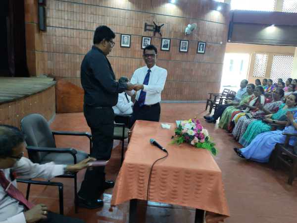 OBU President presenting a Christmas Voucher to Principal